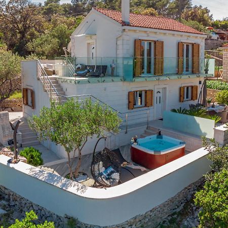 Villa Ivana: Seaside Retreat with Outdoor Jacuzzi on Solta Island Rogac Exterior photo