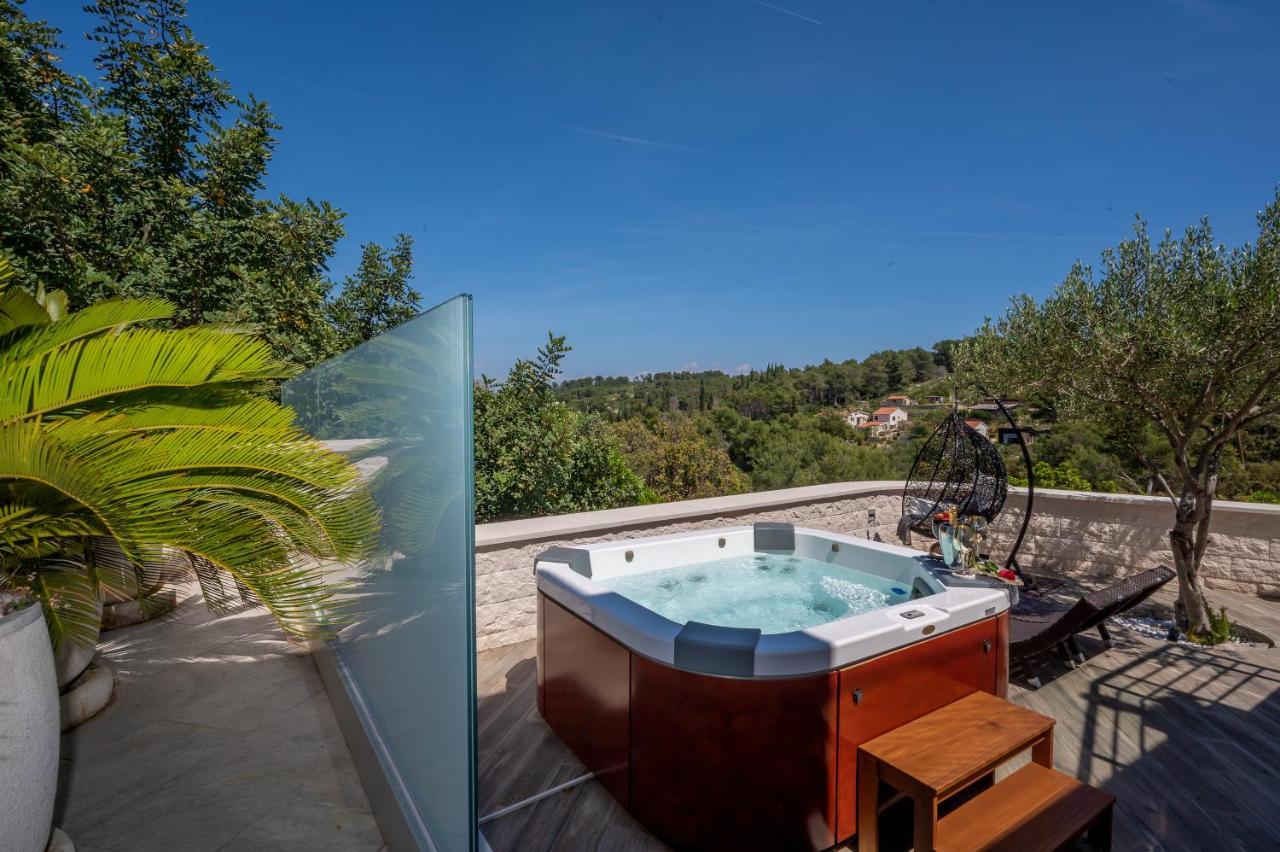 Villa Ivana: Seaside Retreat with Outdoor Jacuzzi on Solta Island Rogac Exterior photo