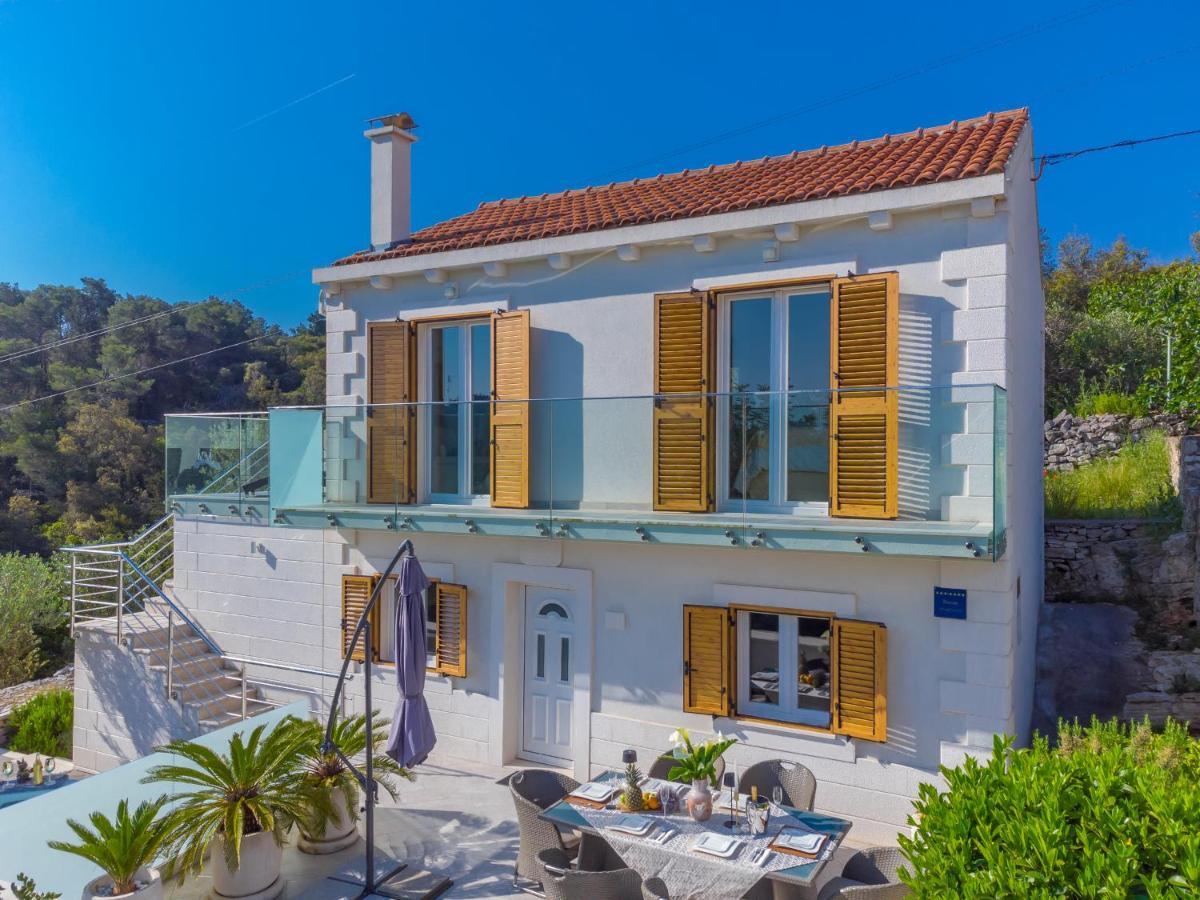 Villa Ivana: Seaside Retreat with Outdoor Jacuzzi on Solta Island Rogac Exterior photo