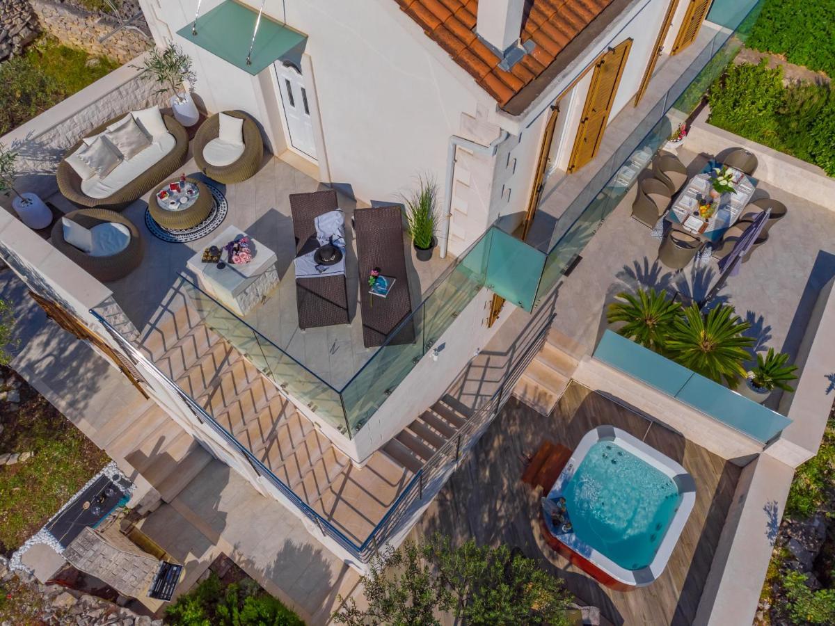 Villa Ivana: Seaside Retreat with Outdoor Jacuzzi on Solta Island Rogac Exterior photo
