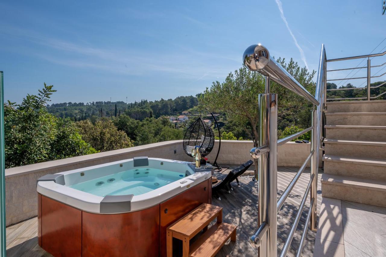 Villa Ivana: Seaside Retreat with Outdoor Jacuzzi on Solta Island Rogac Exterior photo