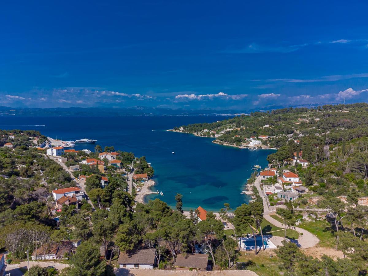 Villa Ivana: Seaside Retreat with Outdoor Jacuzzi on Solta Island Rogac Exterior photo