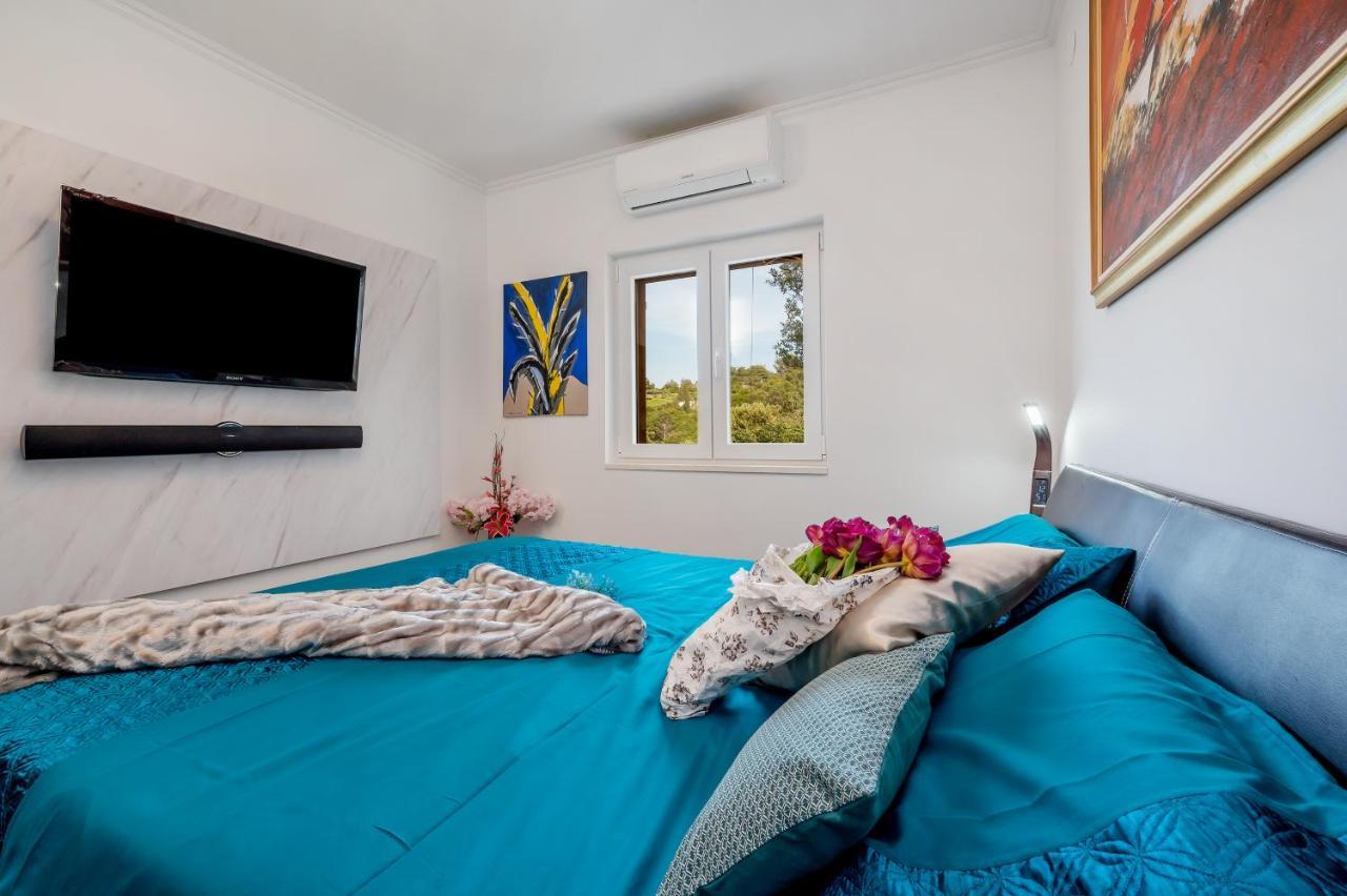 Villa Ivana: Seaside Retreat with Outdoor Jacuzzi on Solta Island Rogac Exterior photo