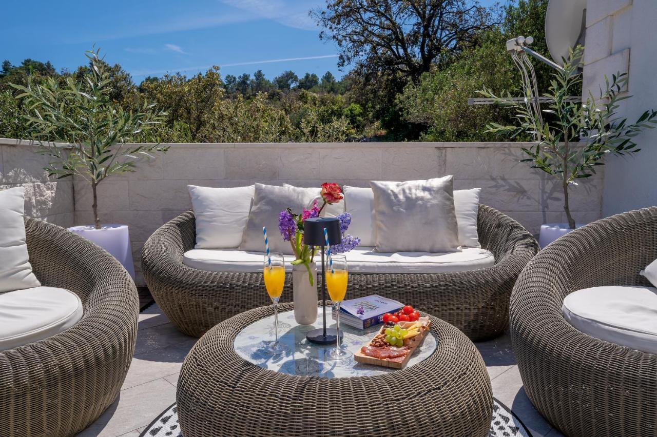 Villa Ivana: Seaside Retreat with Outdoor Jacuzzi on Solta Island Rogac Exterior photo