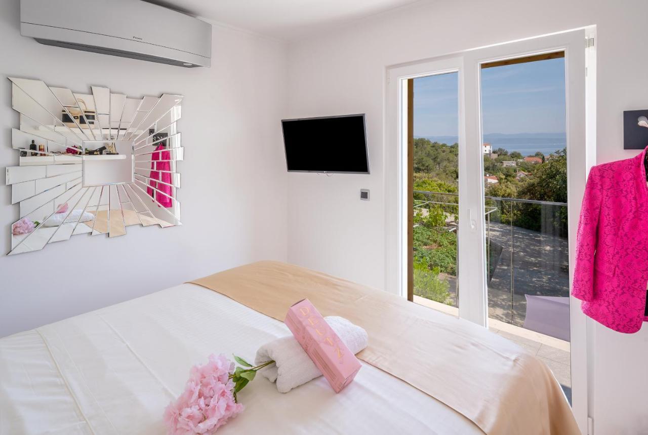 Villa Ivana: Seaside Retreat with Outdoor Jacuzzi on Solta Island Rogac Exterior photo