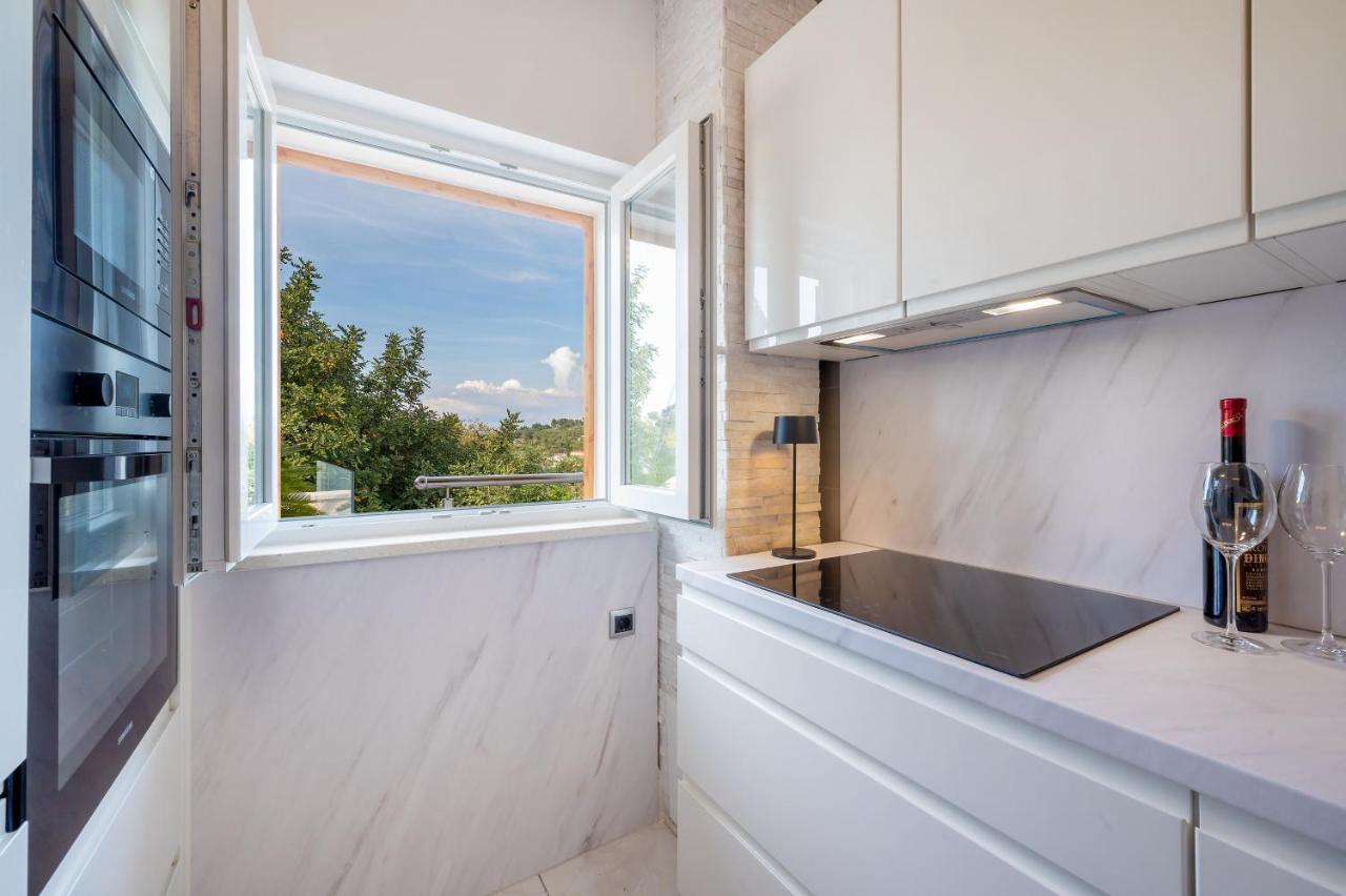 Villa Ivana: Seaside Retreat with Outdoor Jacuzzi on Solta Island Rogac Exterior photo