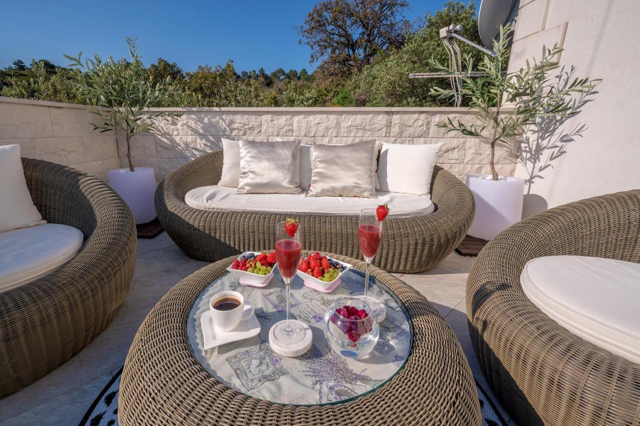 Villa Ivana: Seaside Retreat with Outdoor Jacuzzi on Solta Island Rogac Exterior photo