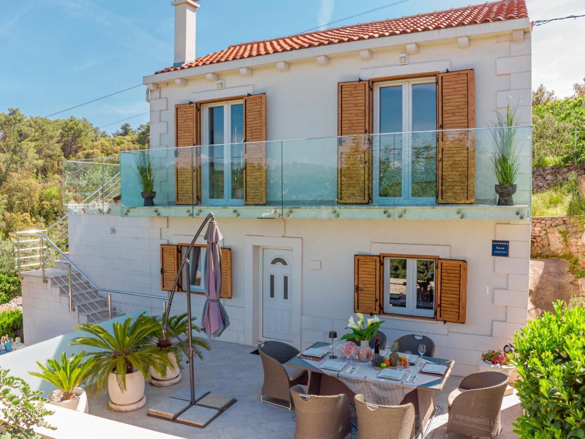 Villa Ivana: Seaside Retreat with Outdoor Jacuzzi on Solta Island Rogac Exterior photo