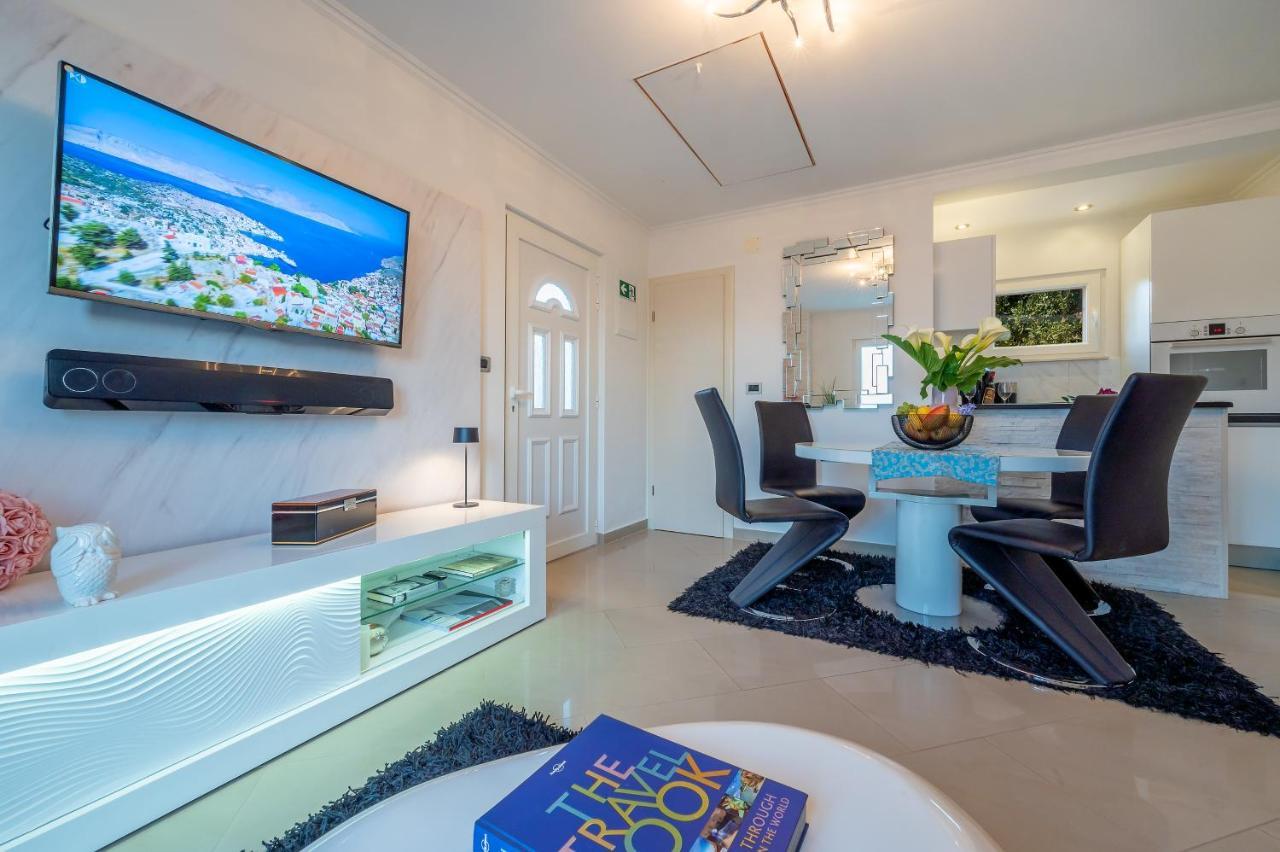 Villa Ivana: Seaside Retreat with Outdoor Jacuzzi on Solta Island Rogac Exterior photo