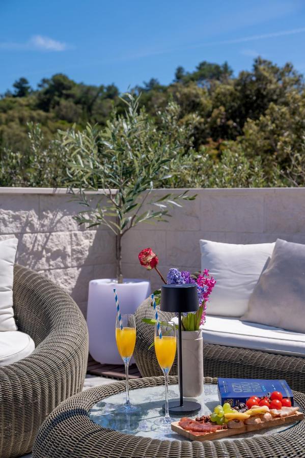 Villa Ivana: Seaside Retreat with Outdoor Jacuzzi on Solta Island Rogac Exterior photo