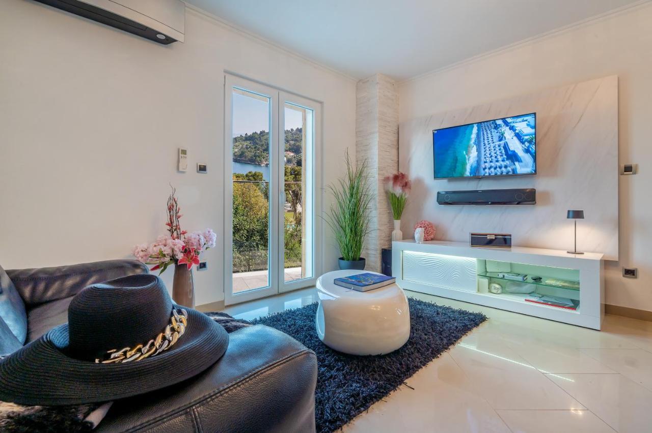 Villa Ivana: Seaside Retreat with Outdoor Jacuzzi on Solta Island Rogac Exterior photo