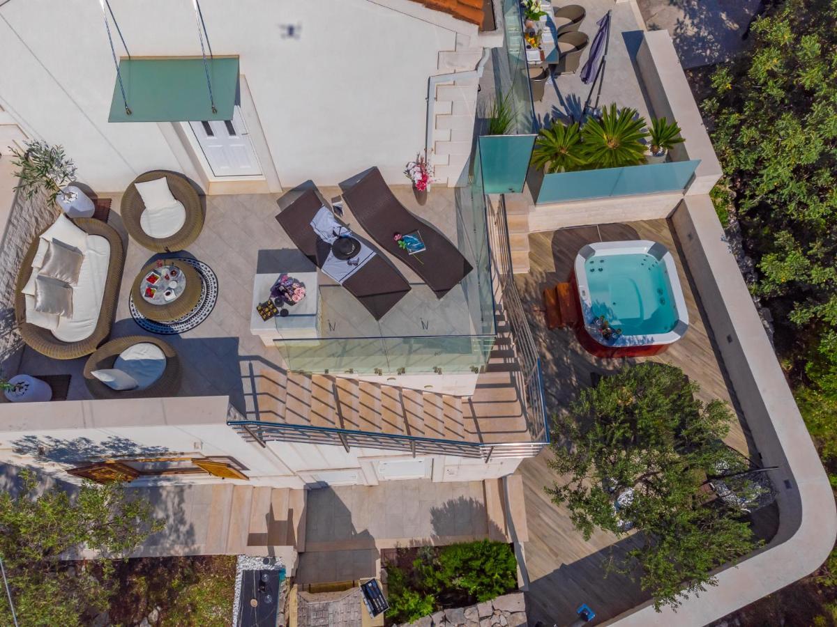 Villa Ivana: Seaside Retreat with Outdoor Jacuzzi on Solta Island Rogac Exterior photo