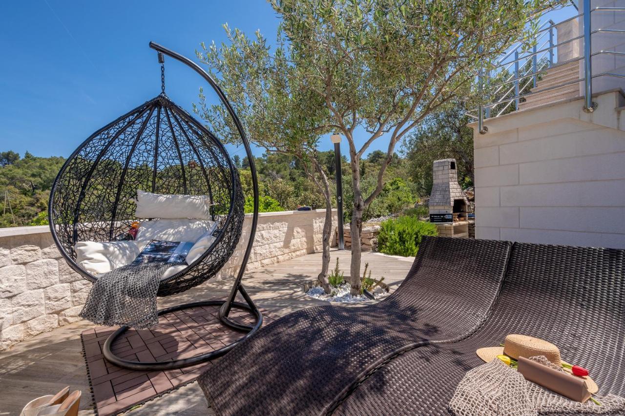 Villa Ivana: Seaside Retreat with Outdoor Jacuzzi on Solta Island Rogac Exterior photo