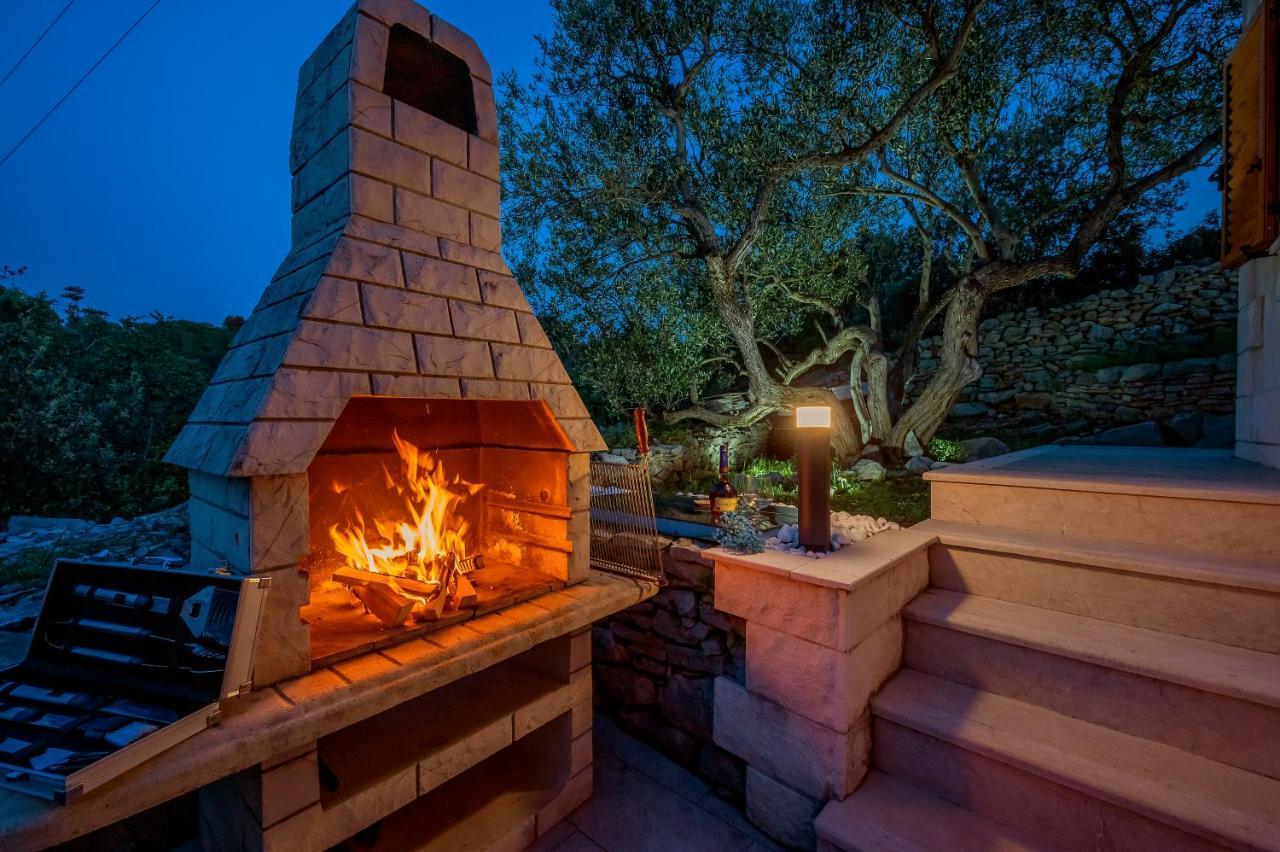 Villa Ivana: Seaside Retreat with Outdoor Jacuzzi on Solta Island Rogac Exterior photo