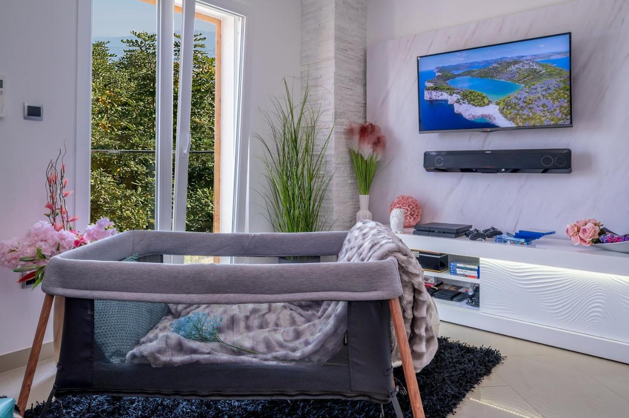 Villa Ivana: Seaside Retreat with Outdoor Jacuzzi on Solta Island Rogac Exterior photo