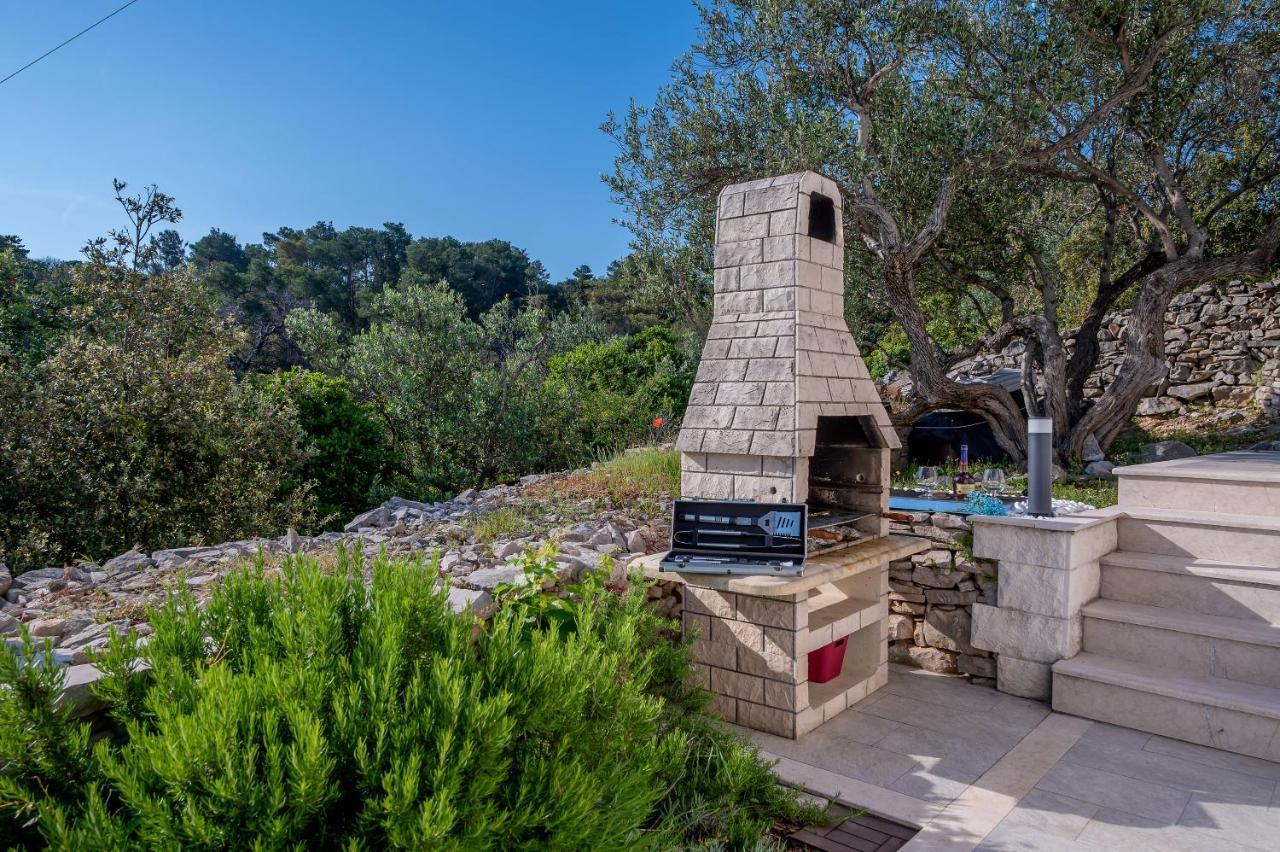 Villa Ivana: Seaside Retreat with Outdoor Jacuzzi on Solta Island Rogac Exterior photo